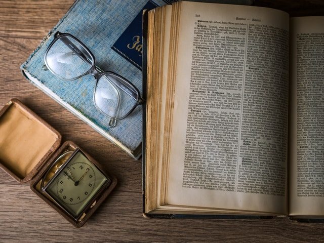 knowledge-book-library-glasses